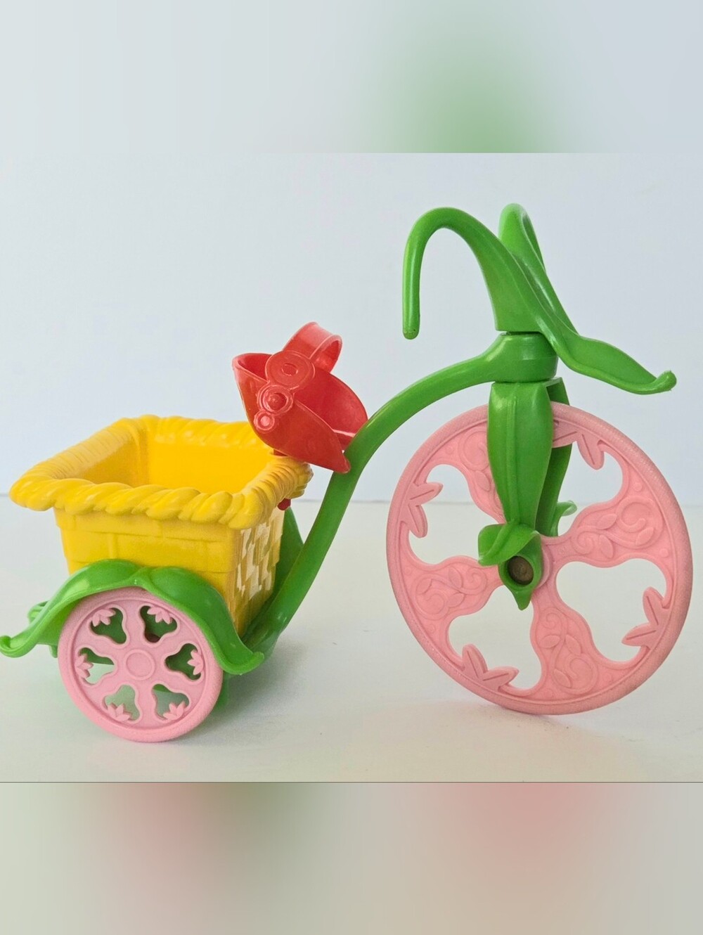 VINTAGE 1982 STRAWBERRY SHORTCAKE BERRY CYCLE TRICYCLE
